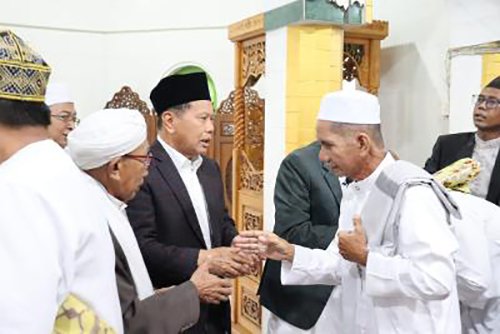 Akhiri Masa Jabatan Bupati bersama Istri Shalat Idul Adha di Masjid Baiturrahmah Rantau 1 Hal 12 Tapin 35 klm