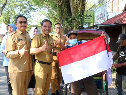Hal 16 2 KLm Martapura Bagikan bendera
