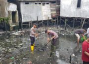 Polres Kotabaru Bersama Warga Bersihkan Sampah