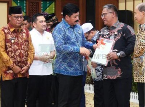 Sekdakab Terima Sertifikat Aset Milik Pemerintah Dari Menteri ATR/BPN 1 Hal 2 Bal 3 klm 13