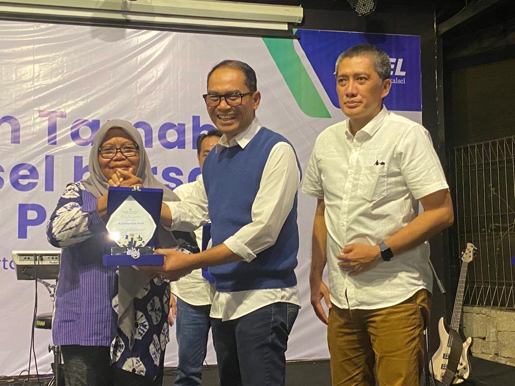 Surat Kabar Harian Kalimantan Post Dapat Penghargaan dari Bank Kalsel 1 Hal 8 3 Klm Foto Bank Kalsel