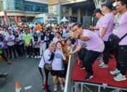 Wali Kota Banjarmasin, H Ibnu Sina didampingi Ketua TP PKK Kota Banjarmasin, Hj Siti Wasilah melepas Fun Walk Jalan Santai yang diselenggarakan dalam rangka Ulang Tahun ke-17