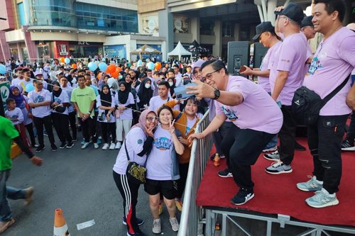 Wali Kota Banjarmasin, H Ibnu Sina didampingi Ketua TP PKK Kota Banjarmasin, Hj Siti Wasilah melepas Fun Walk Jalan Santai yang diselenggarakan dalam rangka Ulang Tahun ke-17 1 Hal 9 3 Klm Kontrak 2 4