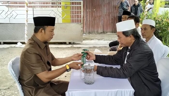 Paman Yani Bagikan 500 Paket Daging Kurban
