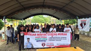 Relawan Sahabat Ganjar DPC Kabupaten Tanah Laut Gelar Pasar Minyak Goreng Murah