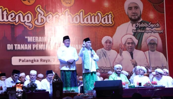 Hujan Deras Tak Surutkan Ribuan Masyarakat Hadiri Kalteng Bershalawat