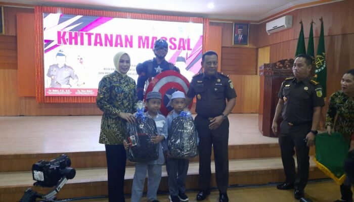 Khitanan Gratis Pada Peringatan HBA dan HUT IAD di Kejati Kalsel