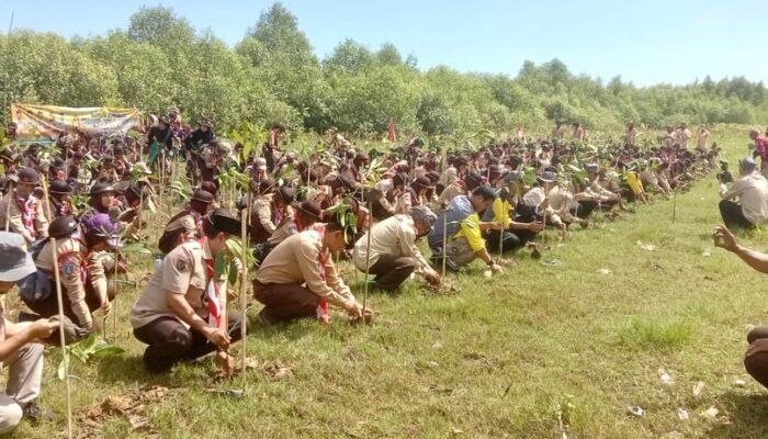 Peserta Kemah Bela Negara Nasional Bersama TNI Polri Laksanakan Penanaman Mangrove