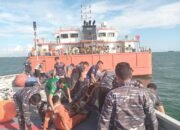 KRI Escolar-871 Sigap Evakuasi ABK SPOB Ratu Yamani Mengalami Kebakaran di Perairan Tabaneo