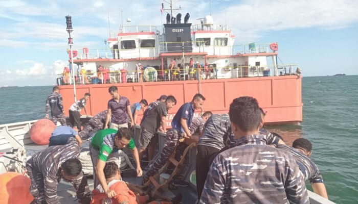 KRI Escolar-871 Sigap Evakuasi ABK SPOB Ratu Yamani Mengalami Kebakaran di Perairan Tabaneo