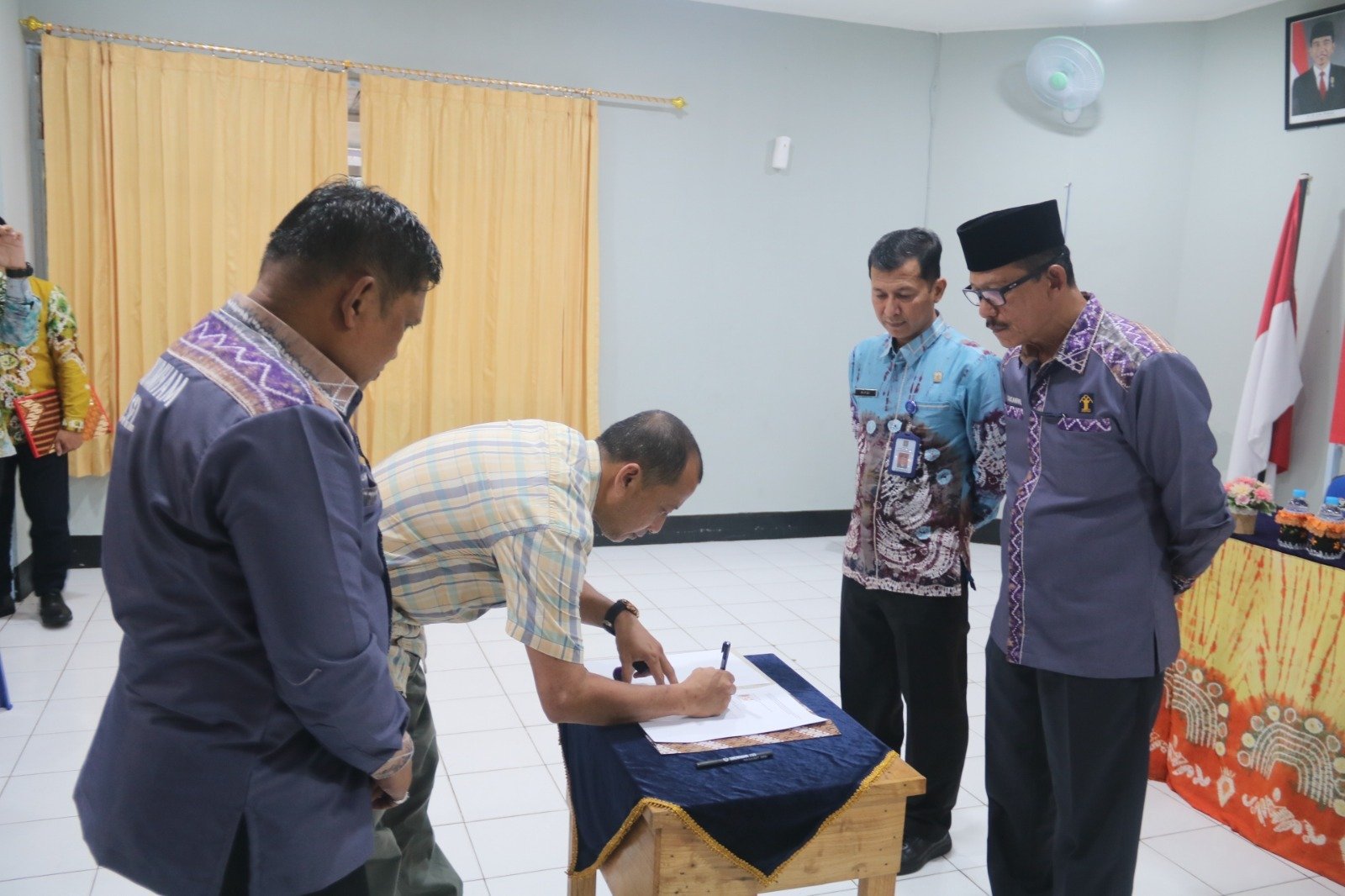 Faisol Ali Saksikan Penandatangan Kontrak Pekerjaan Konstruksi di LPP Martapura dan Rumah Dinas Kanwil 1 IMG 20230713 WA0064