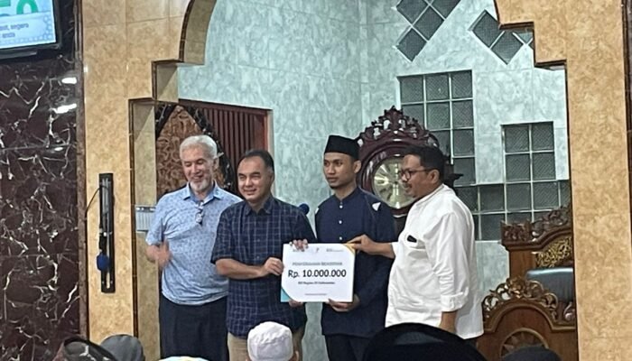 Adiwarman Beberkan Tiga Kemuliaan Manusia, Kakanwil BSI Kalimantan Atas Nama Bank Syariah Indonesia Bantu Beasiswa Rp10 Juta