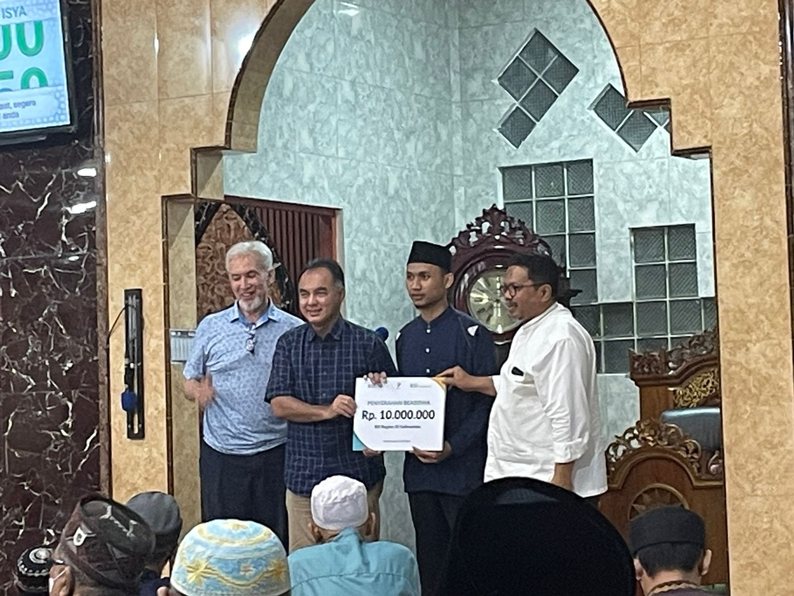 Adiwarman Beberkan Tiga Kemuliaan Manusia, Kakanwil BSI Kalimantan Atas Nama Bank Syariah Indonesia Bantu Beasiswa Rp10 Juta 1 IMG 20230722 WA0034