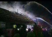 SDN 9 Langkai Palangka Raya Diamuk Si Jago Merah