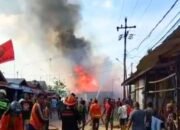 Sebuah Rumah dan Kios Pakaian di Kapuas Terbakar