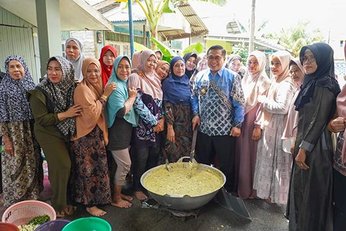 Ibnu Sina Kunjungi Pengolahan Bubur Asyura 1 hal9 3klmkontrak1 2