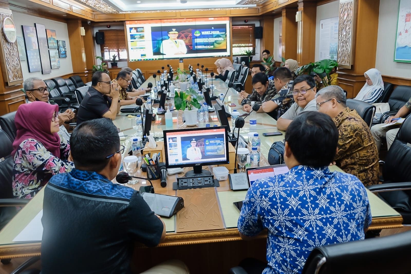 Dorong Percepatan<br>Pembangunan Desa 1 1 2 klm Bantuan