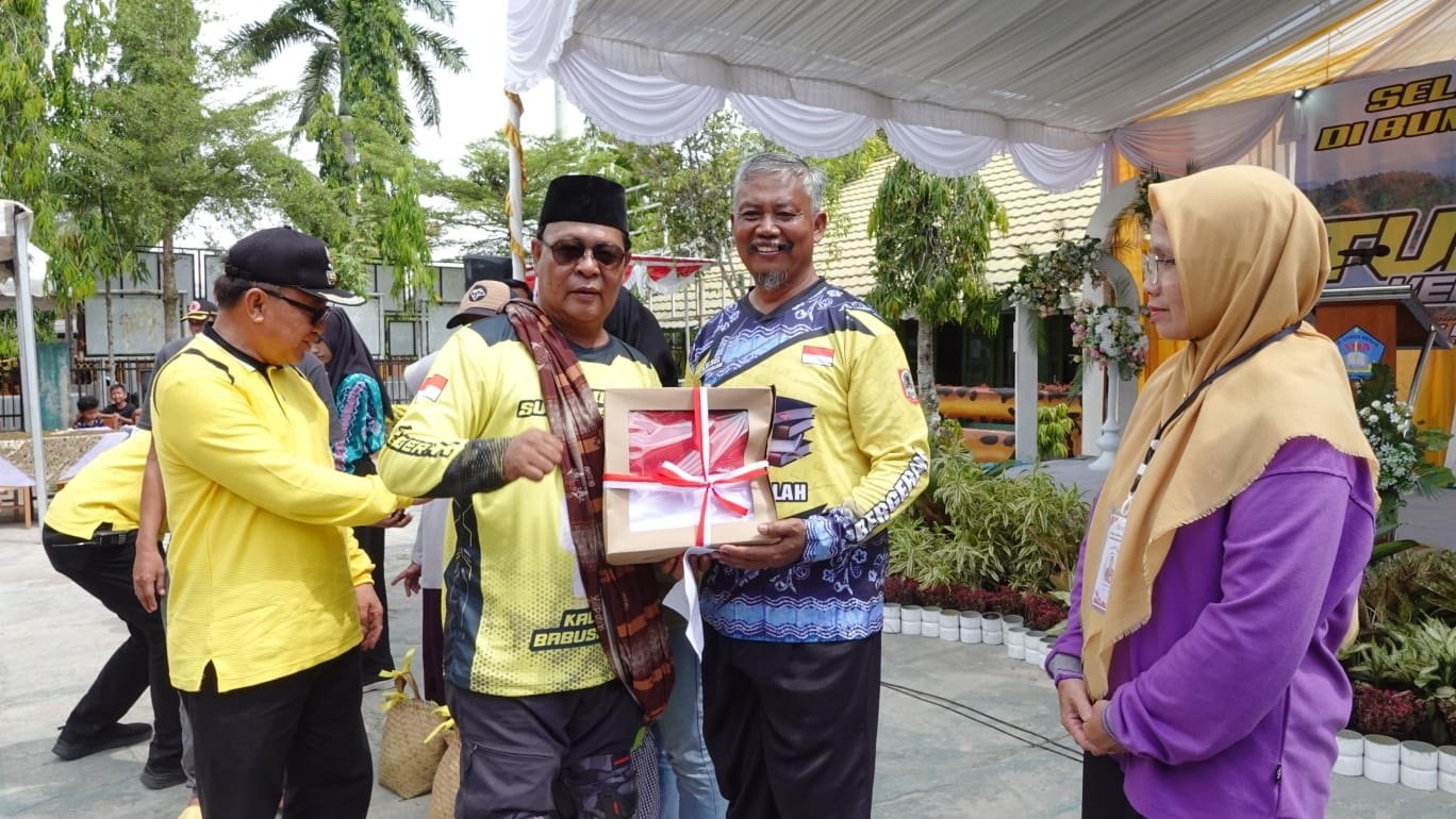 1 35 klm Kontrak Pemprov 6 Gubernur memberikan bantuan paket