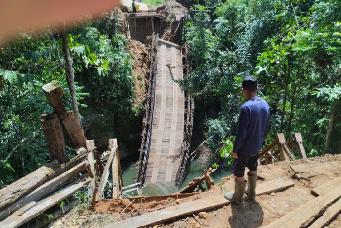 1 Warga Meninggal Akibat Jembatan Ambruk 1 5 FOTO HL Jembatan Sei Kumap Ambruk 3klm