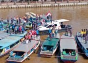Satpolairud Kibarkan Bendera Merah Putih di Tengah Sungai Martapura