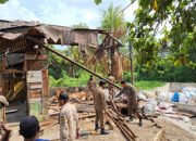 Anggota Kepolisian Dampingi Satpol PP Bongkar Bangunan Liar