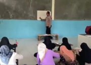 Anggota Polisi Mengajar Bahasa Inggris dan Matematika di Pesantren