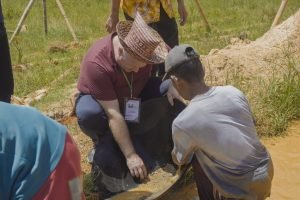 Wisatawan Asing Ikut Mendulang Intan Cempaka