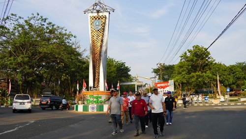 Bupati Bernostalgia Ikuti Jalan Santai HUT SMAN 1 Kandangan 1 Hal 12 HSS 3 klm 15