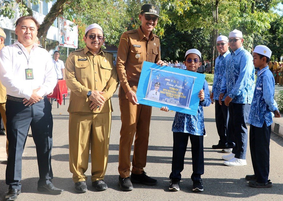 Hal 16 2 KLm Martapura Bagikan bonus