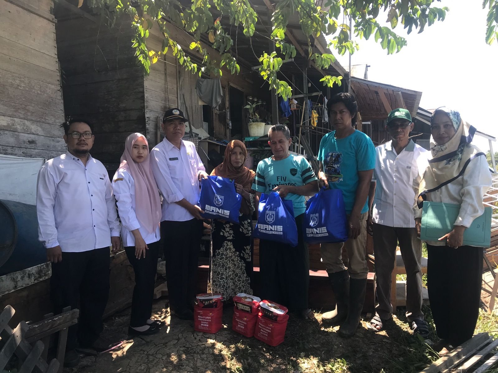 Hal 16 2 Klm Martapura Serahkan bantuan