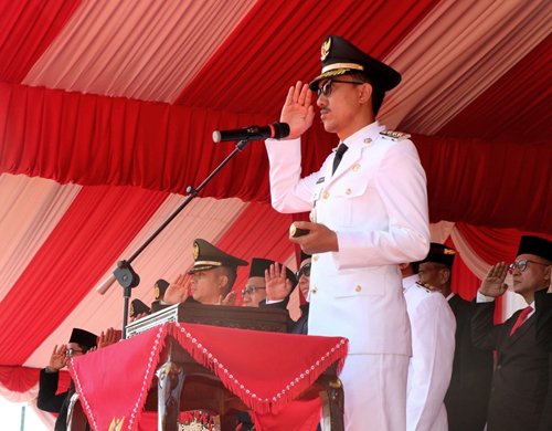 Hal 16 4 KLm Martapura Pimpin upacara