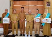 Bupati Serahkan Rewards-Punishment Pengelolaan SAKIP 17 Bupati Serahkan Rewards-Punishment Pengelolaan SAKIP