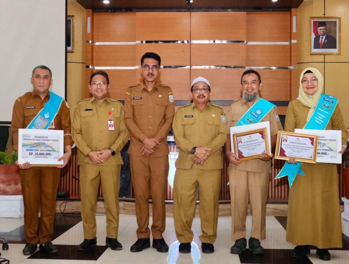 Hal 16 4 KLm Martapura Serahkan rewards
