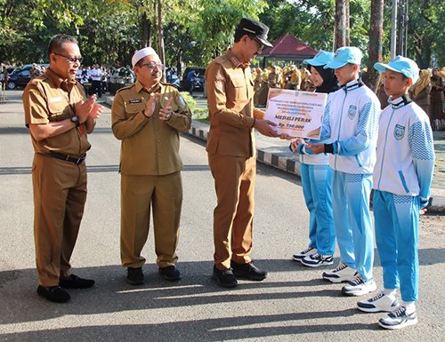Bupati Serahkan Bonus Atlet Banjar Berprestasi 1 Hal 16 4 Klm Martapura Serahkan bonus