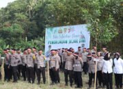 Jaga KEelestarian Alam Polres Kotabaru Tanam Ribuan Pohon