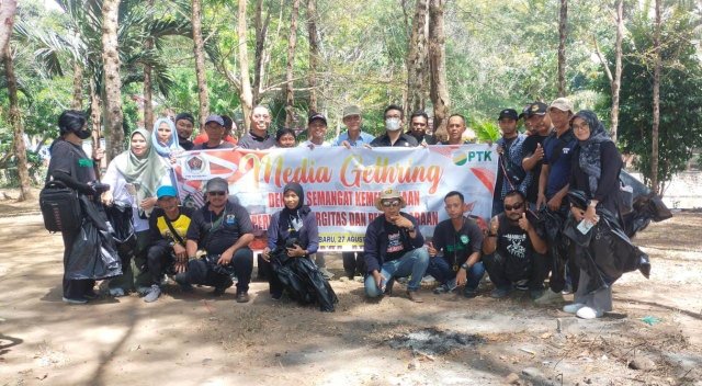 Sampah di Area Wisata Sarangtiung Dibersihkan 1 Hal 16 K Baru 3 klm 17