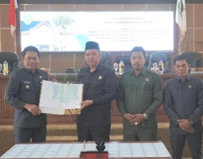 DPRD dan Pemkab Balangan Teken Raperda Perubahan APBD 2023 2 Hal 2 Bal 2 3 klm 1
