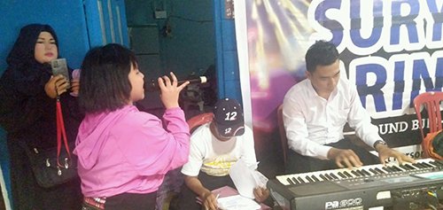 Ratusan Penyanyi Berlaga di Festival Dangdut Kemerdekaan 1 Hal 9 2 KLm Lomba