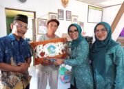 Suharyanti Berikan Bantuan Korban Kebakaran di Belawang Batola