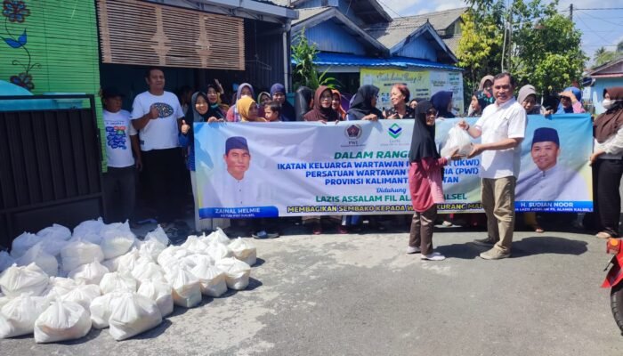 Kolaborasi Lazis Assalam Fil Alamin Kalsel dan PWI Kalsel, Bagikan Ratusan Paket Sembako untuk Warga Kurang Mampu