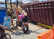 Truk Pengangkut Tiang Pancang Terperosok di Galian Pipa PT AM Bandarmasih