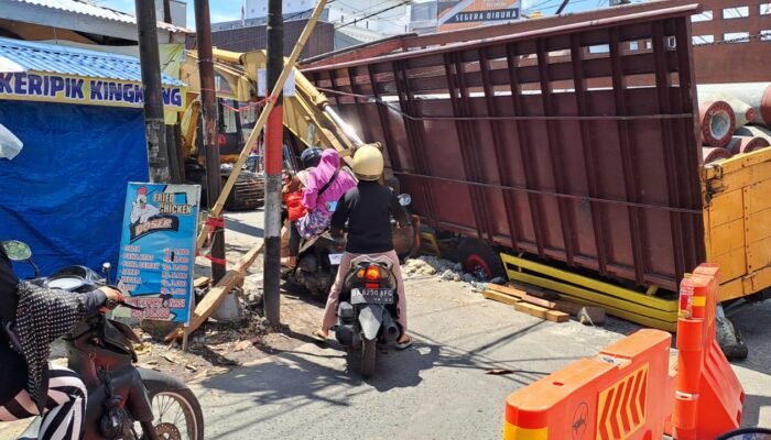 Truk Pengangkut Tiang Pancang Terperosok di Galian Pipa PT AM Bandarmasih