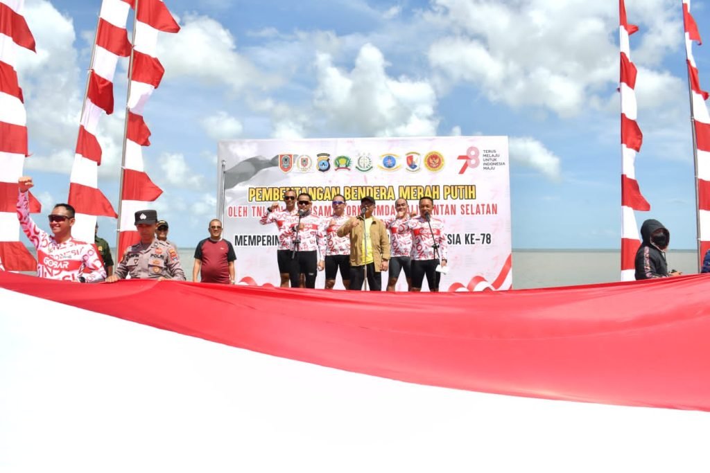 Pembentangan Bendera Merah Putih oleh TNI-Polri dan Forkopimda Kalsel di Pantai Batakan Baru