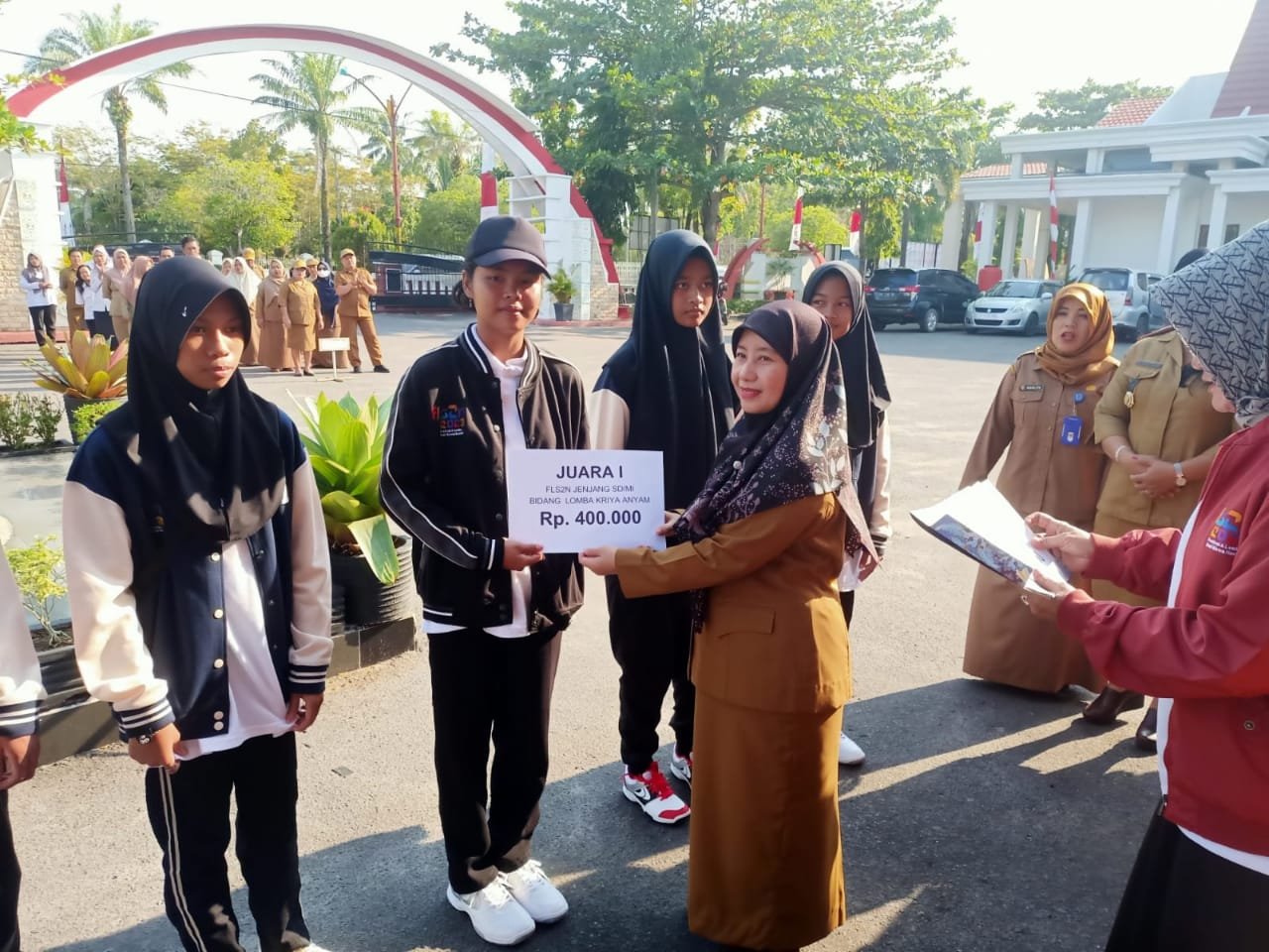 Plt Kadisdik Kalteng Lepas Kontingen FLS2N SD, SMP dan PDBK ke Tingkat Nasional 1 IMG 20230814 WA0040