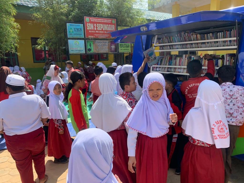 Road Show ke 10 Sekolah di Tanbu, MPK Dispersip Kalsel Bagikan Bendera Merah Putih 2 IMG 20230815 WA0013