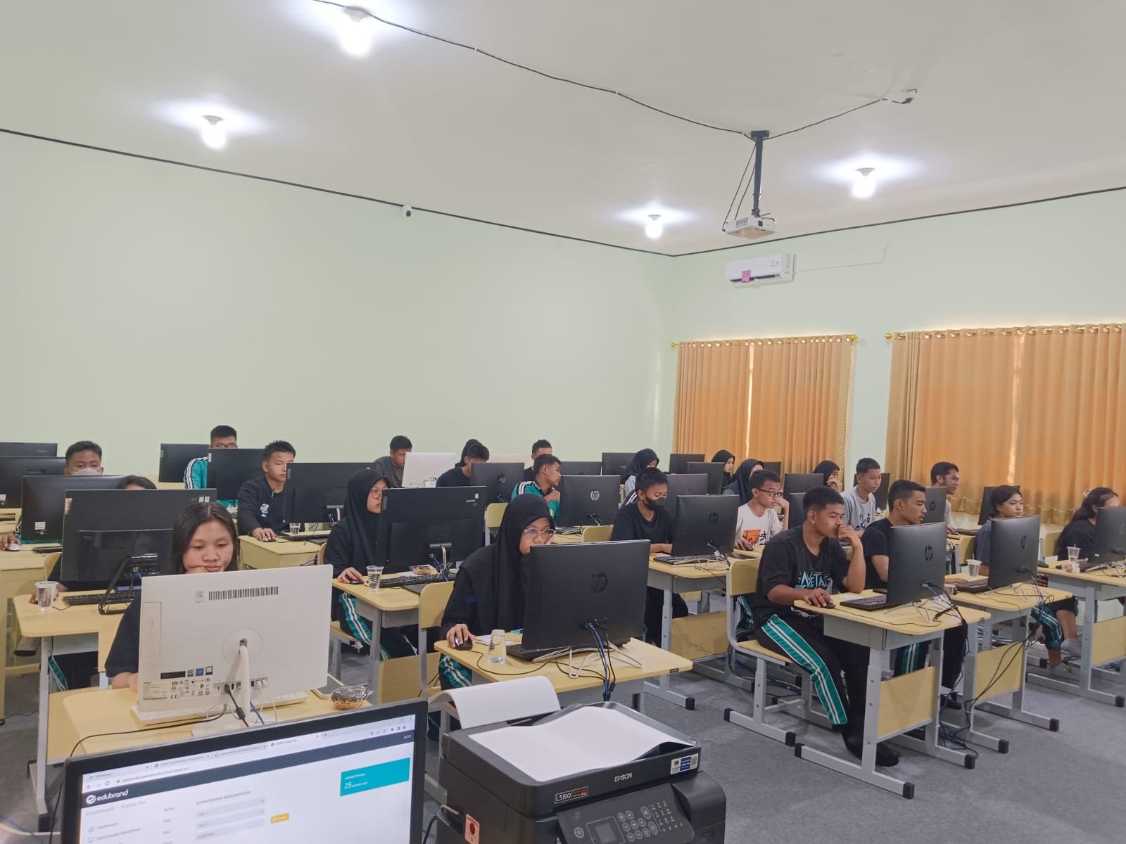 42 SMA dan 47 SMK di Kalteng Ikut Simulasi Bersama Asesmen Berbasis Komputer (SBABK) 1 IMG 20230815 WA0027