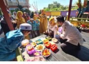 Kadispersip Kalsel jadi Juri Dadakan Lomba Menyiapkan Bekal Anak TK dalam Peringatan HUT Proklamasi 26 Kadispersip Kalsel jadi Juri Dadakan Lomba Menyiapkan Bekal Anak TK dalam Peringatan HUT Proklamasi