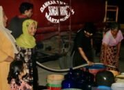 Relawan Gunakan Dana Pribadi Bagikan Air ke Warga Desa Limamar, Kecamatan Astambul