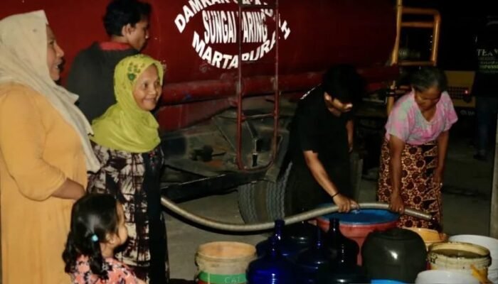 Relawan Gunakan Dana Pribadi Bagikan Air ke Warga Desa Limamar, Kecamatan Astambul