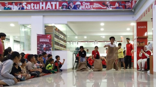 Trio Motor Kolonel Agustusan Bareng Warga